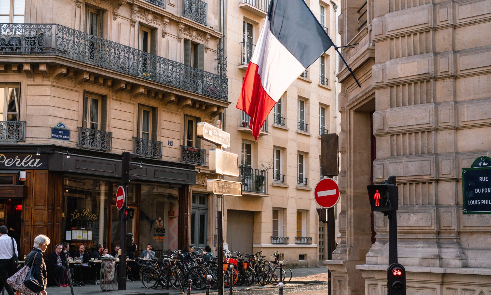 rue à Paris avec drapeau tricolore